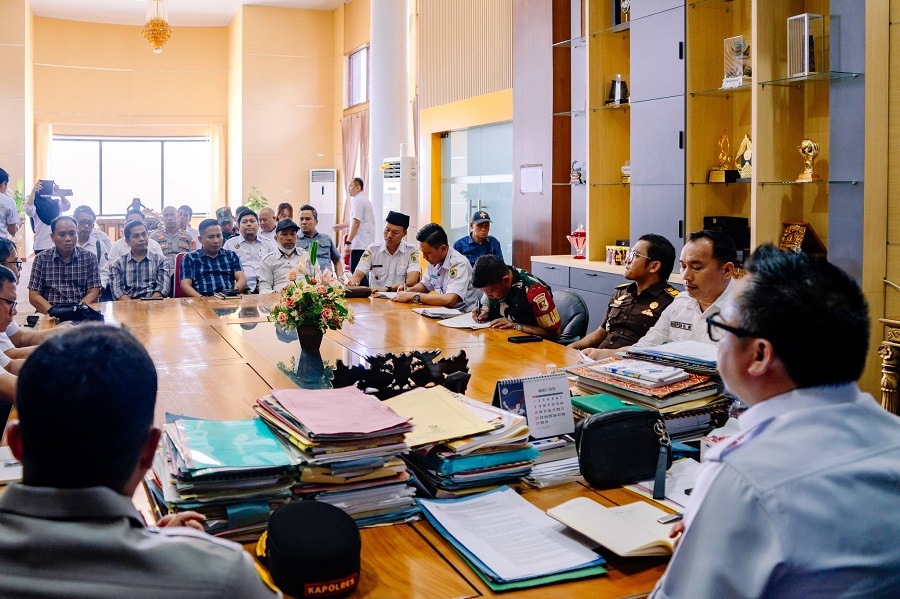 Bupati Morut Pimpin Rapat Penyelesaian Konflik Lahan PT. ANA di Petasia Timur