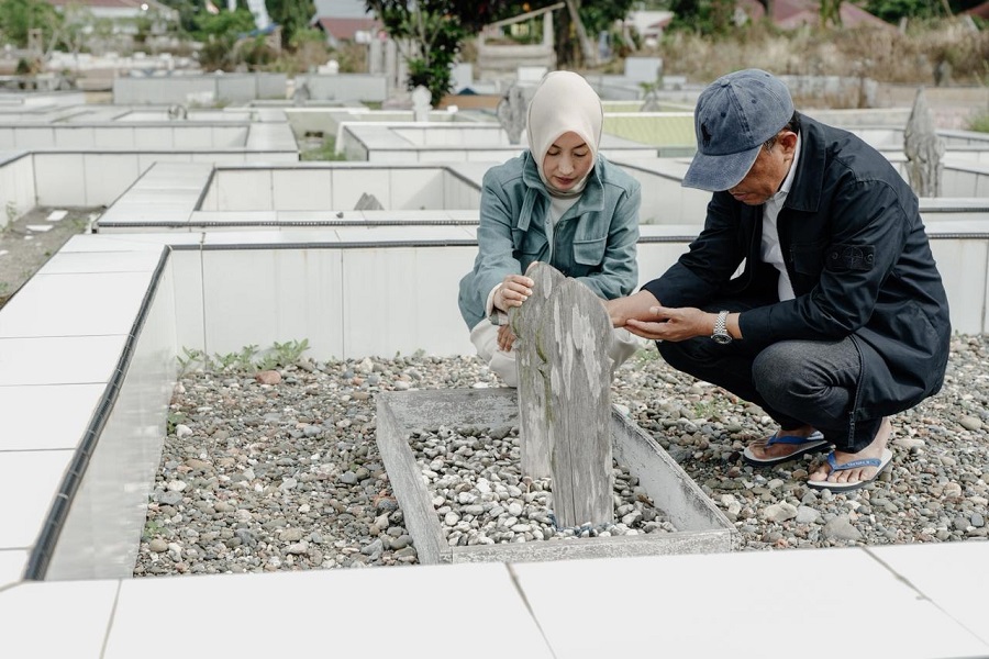 Gubernur Anwar Hafid Ziarah ke Makam Orang Tuanya di Morowali Usai Halal Bihalal di Palu