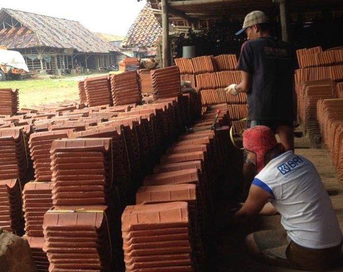 Hena Gian Hermana Mengangkat Usaha Genteng Bersama BRI, Dari Tanah Liat ke Harapan