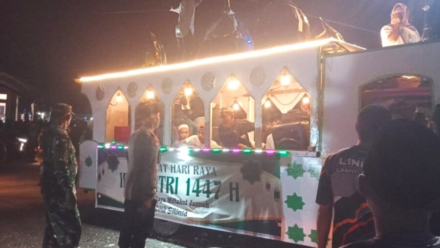 pawai malam takbiran witaponda meriah di tengah guyuran hujan