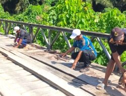 Perawatan Jembatan Kayu Polo Dilakukan Pemdes Harapan Jaya Morowali