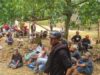 Karyawan PT KLS-Eks Warga Transmigrasi di SPE Taronggo Rebutan Buah Sawit