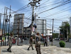 Pemkot Palu Menertibkan Kabel Fiber Optik di Jalan Basuki Rahmat