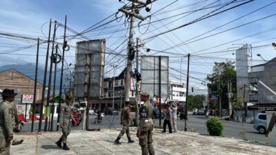 Pemkot Palu Menertibkan Kabel Fiber Optik di Jalan Basuki Rahmat