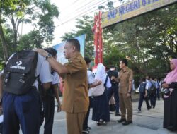 Wali Kota Palu Tinjau Lingkungan Sekitar SMPN 6, Sapa Siswa hingga Borong Jajanan UMKM