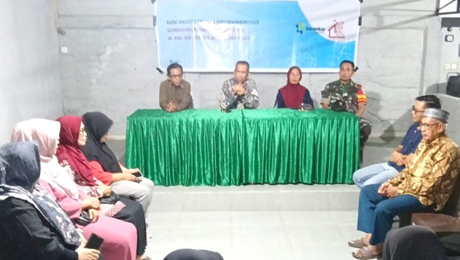 Kepala Dinas Koperasi dan UMKM Kabupaten Morowali, Zainuddin, saat membuka Rapat Anggota Tahunan (RAT) Koperasi Merah Putih Kelurahan Bungi.