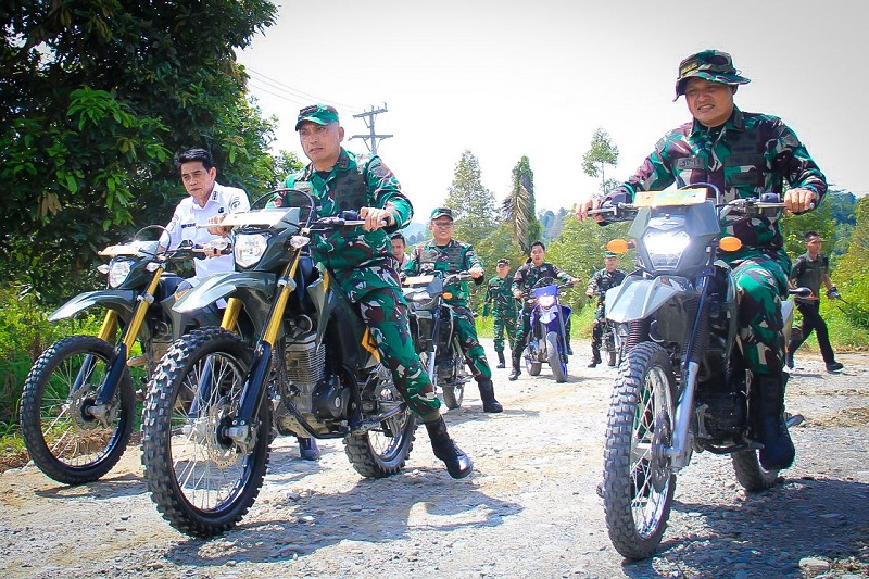 Bupati Parimo Meninjau Infrastruktur Jalan Hasil TMMD ke-128
