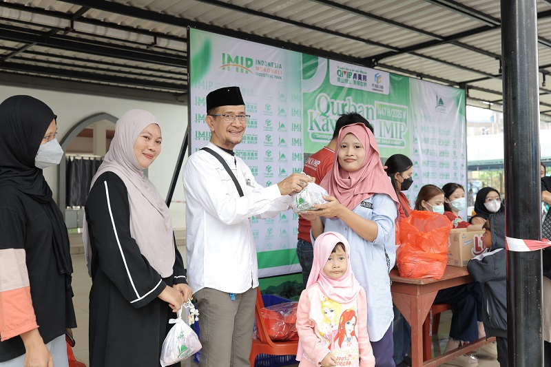IMIP Membagikan 1.800 Paket Daging Kurban untuk Warga Bahodopi di Iduladha 1447H