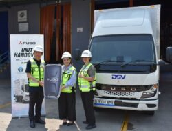 PT KTB Menyerahkan Truk Listrik eCanter ke PT Takari Kokoh Sejahtera