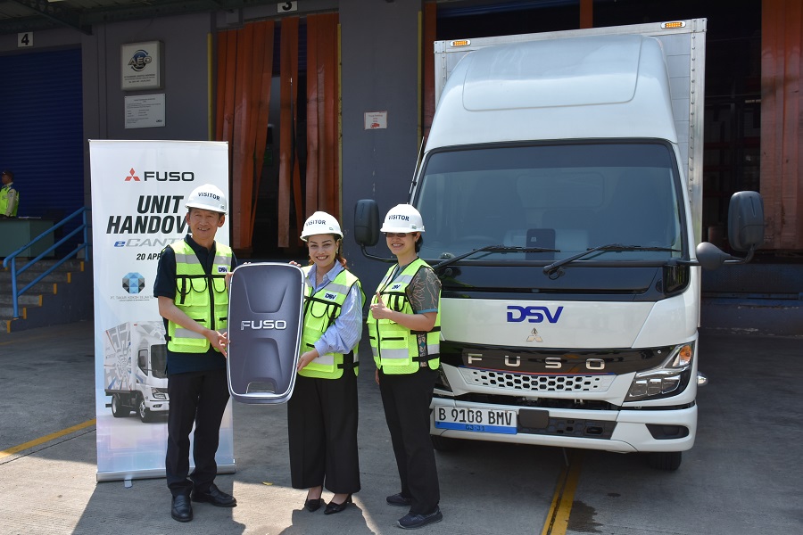 Mitsubishi Fuso Menyerahkan Truk Listrik eCanter ke PT Takari Kokoh Sejahtera