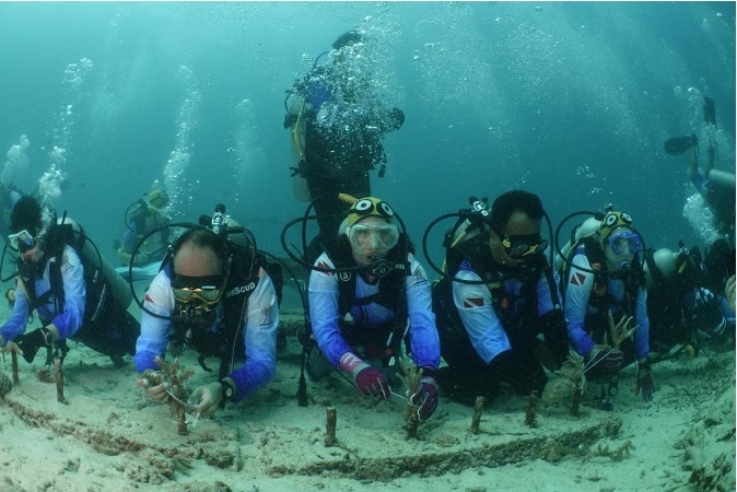 Pekerja BRI Transplantasi Terumbu Karang di Perairan Kepulauan Sabang Aceh