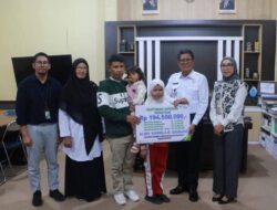 Wabup Poso Serahkan Santunan JKM dan Beasiswa Rp194 Juta ke Ahli Waris Pegawai Non-ASN