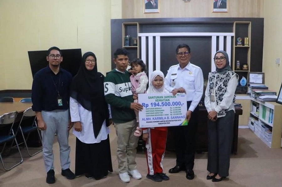 Wabup Poso Serahkan Santunan JKM Rp194 Juta ke Ahli Waris Pegawai Non-ASN
