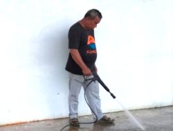 Camat Witaponda Main Semprot di Balai Desa Solonsa Jaya