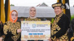 Prestasi SDN 08 Bungku di Sulteng, Bupati Morowali Serahkan Penghargaan