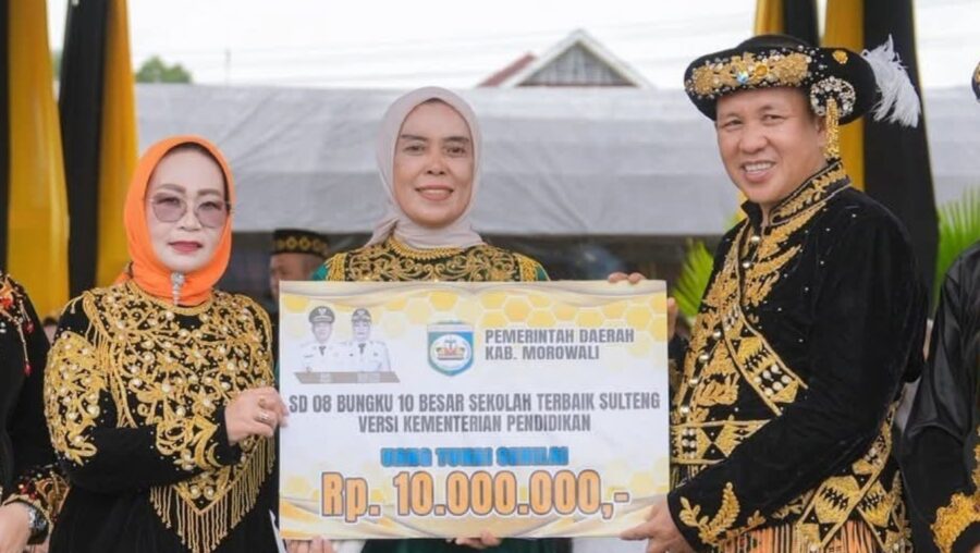 prestasi sdn 08 bungku di sulteng bupati morowali serahkan penghargaan