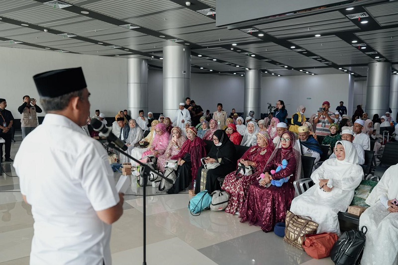 Anwar Hafid Sambut Kedatangan Jemaah Haji Sulteng di Bandara Mutiara SIS Al-Jufri