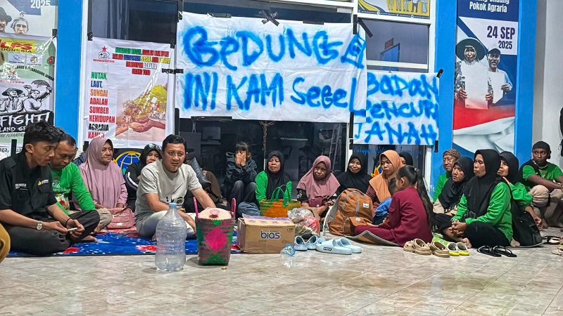 Bupati Touna Temui Massa Malam Hari, Respon Cepat Segel Kantor BPN