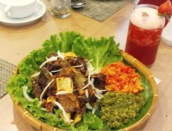 Hotel Santika Palu Perkenalkan Hidangan Kaya Rasa dan Autentik, Sego Sambel Iga Goreng dan Embun Stroberi