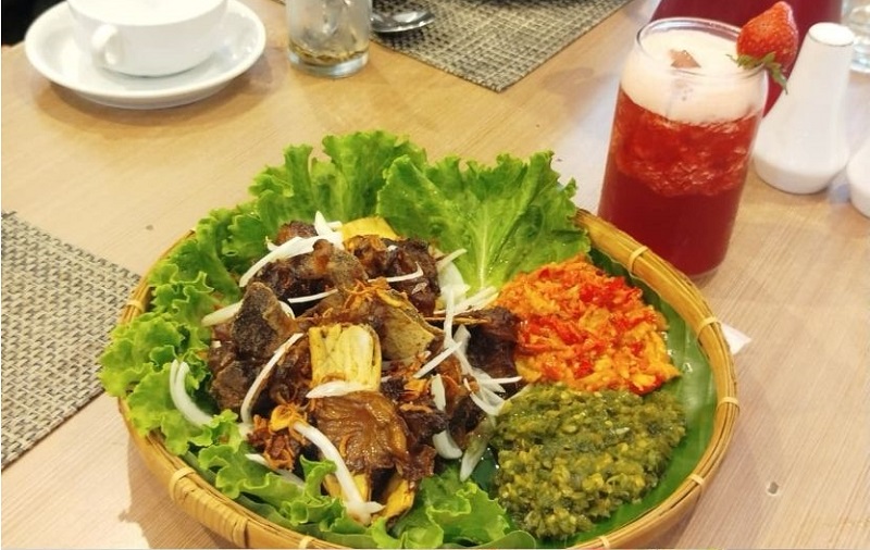 Hotel Santika Palu Perkenalkan Hidangan Kaya Rasa dan Autentik, Sego Sambel Iga Goreng dan Embun Stroberi