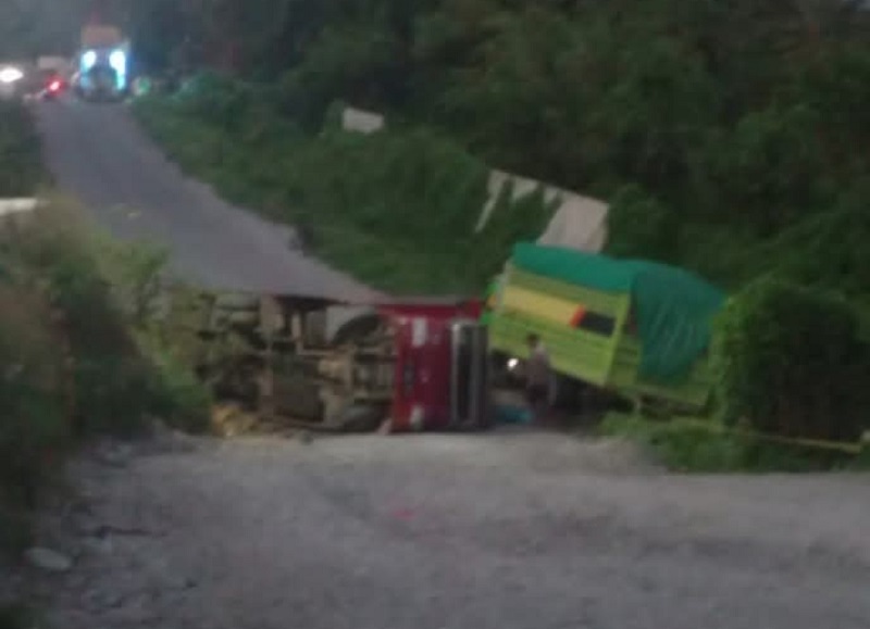 Viral Truk Terguling di Poso Akibat Jalan Negara Tak Diperbaiki BPJN