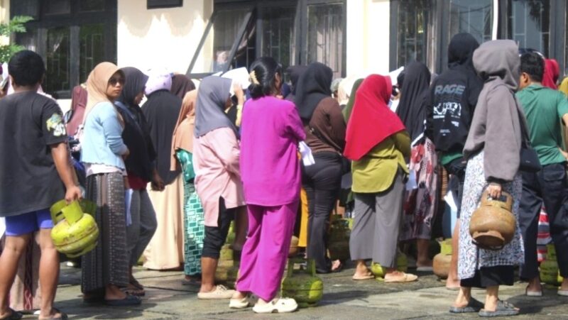 operasi pasar lpg di morowali pemkab sebar 1120 tabung
