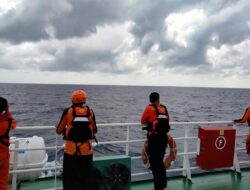 KRI Hiu dan KRI Marlin Perkuat Operasi SAR KM Nurul Salsa di perairan Kepulauan Selayar