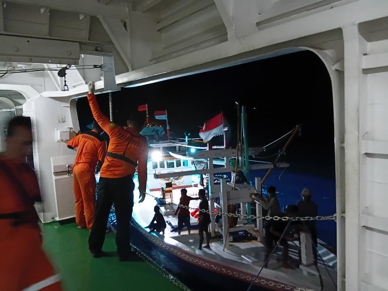 Lima Korban KM Nurul Salsa Ditemukan Selamat Berpegangan pada Rompong Nelayan