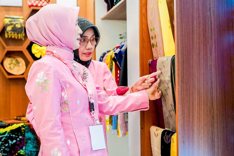 Sulteng Promosikan Produk Unggulan Daerah di HUT Ke-46 Dekranas, Hadirkan Tenun Donggala dan Produk Kriya