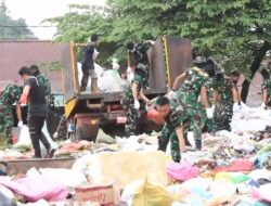 YONIF TP 825 Karya Bakti Bersihkan Pasar Beteleme, Kolaborasi Pemda dan Masyarakat