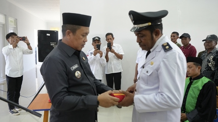 Bupati Morowali, Iksan Baharudin Abdul Rauf lantik Penjabat Kepala Desa Matano. Foto: IKP.