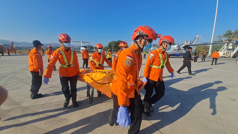 Tim SAR Evakuasi Jenazah Relawan Kemanusiaan Gempa NTT Gunakan Helikopter Basarnas