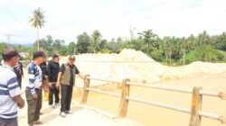 Wabup Parimo Tinjau Normalisasi Sungai di Desa Air Panas