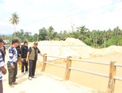 Wabup Parimo Tinjau Normalisasi Sungai di Desa Air Panas