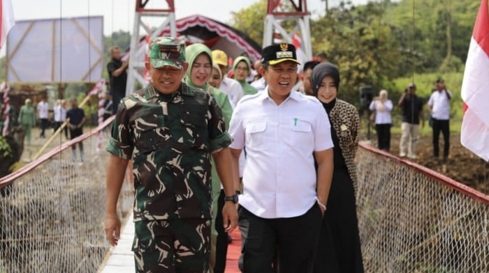 Momentum Bupati Morowali Iksan Baharudin Abdul Rauf saat menghadiri peresmian Jembatan Perintis Garuda di Desa Ipi, Kecamatan Bungku Tengah, Rabu (12/8/2026). Foto: IKP Morowali.