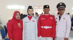Irma dan Wahyu, Paskibraka dari Desa Harapan Jaya diapit oleh Kepala Desa dan Ketua TP PKK Desa Harapan Jaya. Foto: Dok-Pemdes Harja.