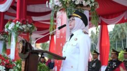 Wakil Bupati Morowali, Iriane Iliyas memimpin Upacara Penurunan Bendera Merah Putih HUT RI ke-81. Foto: IKP Morowali.