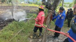 Kebakaran Lahan Kosong di Samping Pos TNI AL Desa Lebo Parimo Berhasil Dipadamkan