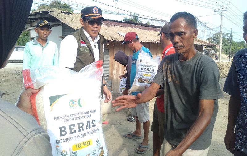 Korban Banjir di Desa Avolua Terima Bantuan dari Pemkab Parimo