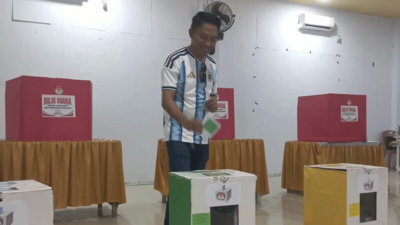 Ketua DPD PAN Morowali, Asfar gunakan hak suara dalam Pemilihan Anggota BPD Desa Bente. Foto: Murad.
