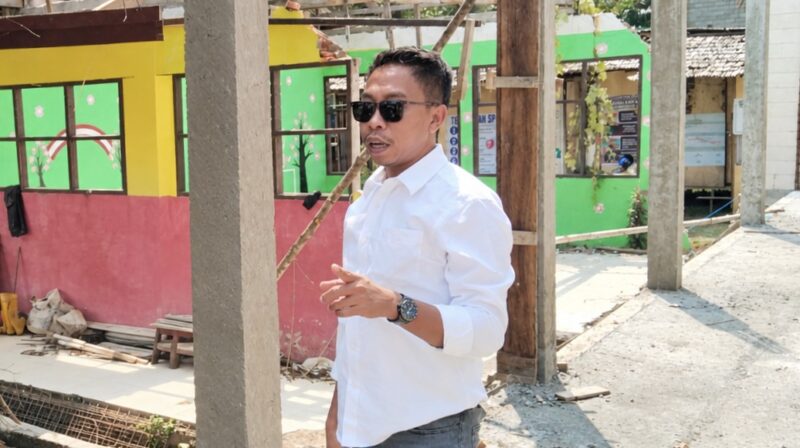 Ketua Tim Kerja IBR, Asfar saat mengunjungi sekolah percontohan SDN 1 Solonsa, Jumat (18/9/2026). Foto: Ghaff.