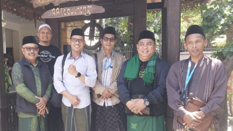 Delegasi PCNU Kabupaten Morowali menyempatkan ziarah ke makam KH Hasyim Asyari, KH wahid Hasyim dan Gus Dur di sela-sela kegiatan Muktamar NU ke-35. Foto: PCNU Morowali.