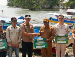 IMIP Salurkan 6 Unit Kapal Nelayan ke Dua Desa di Bahodopi Morowali