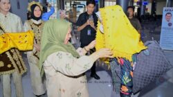Rombongan Komisi IX DPR RI Tiba di Palu, Disambut Prosesi Adat Tamu Agung