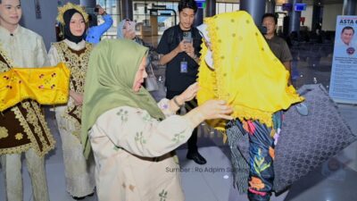 Rombongan Komisi IX DPR RI Tiba di Palu, Disambut Prosesi Adat Tamu Agung