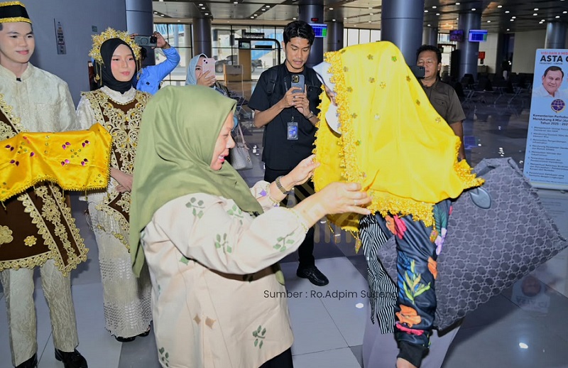 Rombongan Komisi IX DPR RI Tiba di Palu, Disambut Prosesi Adat Tamu Agung