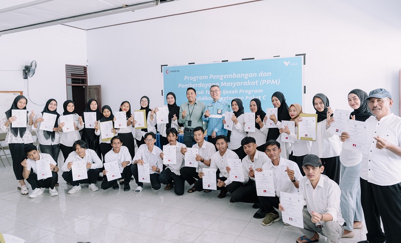 Vale Indonesia Serahkan Ijazah Paket C bagi Masyarakat di Pomalaa