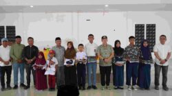 Pemerintah Kabupaten Morowali menyerahkan 500 seragam sekolah gratis di Menui Kepulauan. Foto: IKP Morowali.