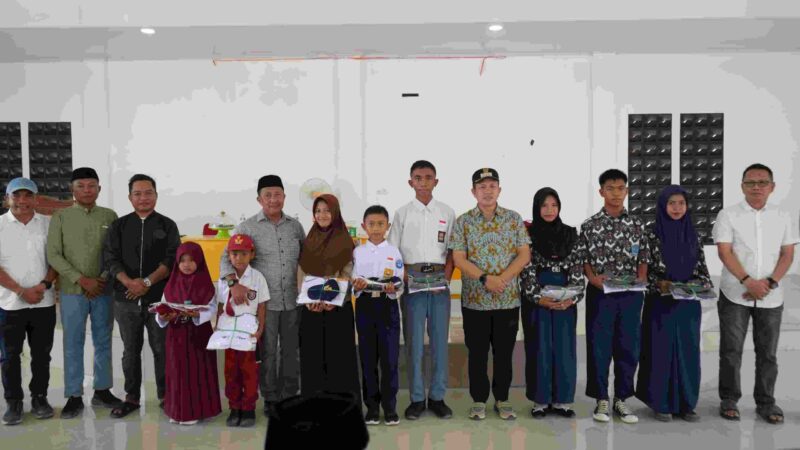 Pemerintah Kabupaten Morowali menyerahkan 500 seragam sekolah gratis di Menui Kepulauan. Foto: IKP Morowali.