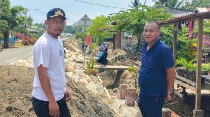Kepala Desa Harapan Jaya Muryanto bersama Anggota DPRD Kabupaten Morowali Abdul Muin Harate. Foto: Pemdes Harapan Jaya.